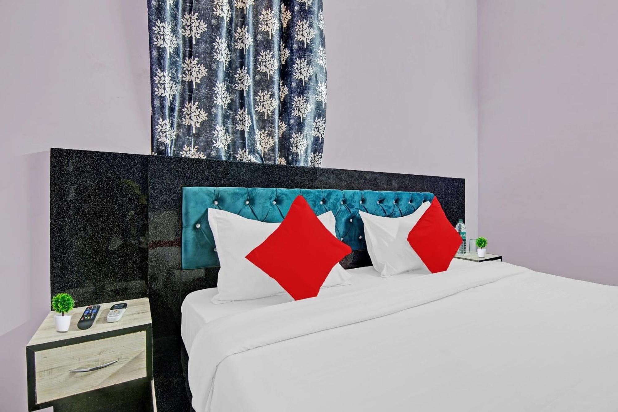 Oyo Galaxy Plaza Hotel กาเซียบัด ภายนอก รูปภาพ
